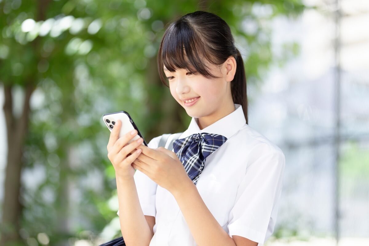 中学生にスマホは必要？メリット・デメリットと確認すべき注意点を紹介