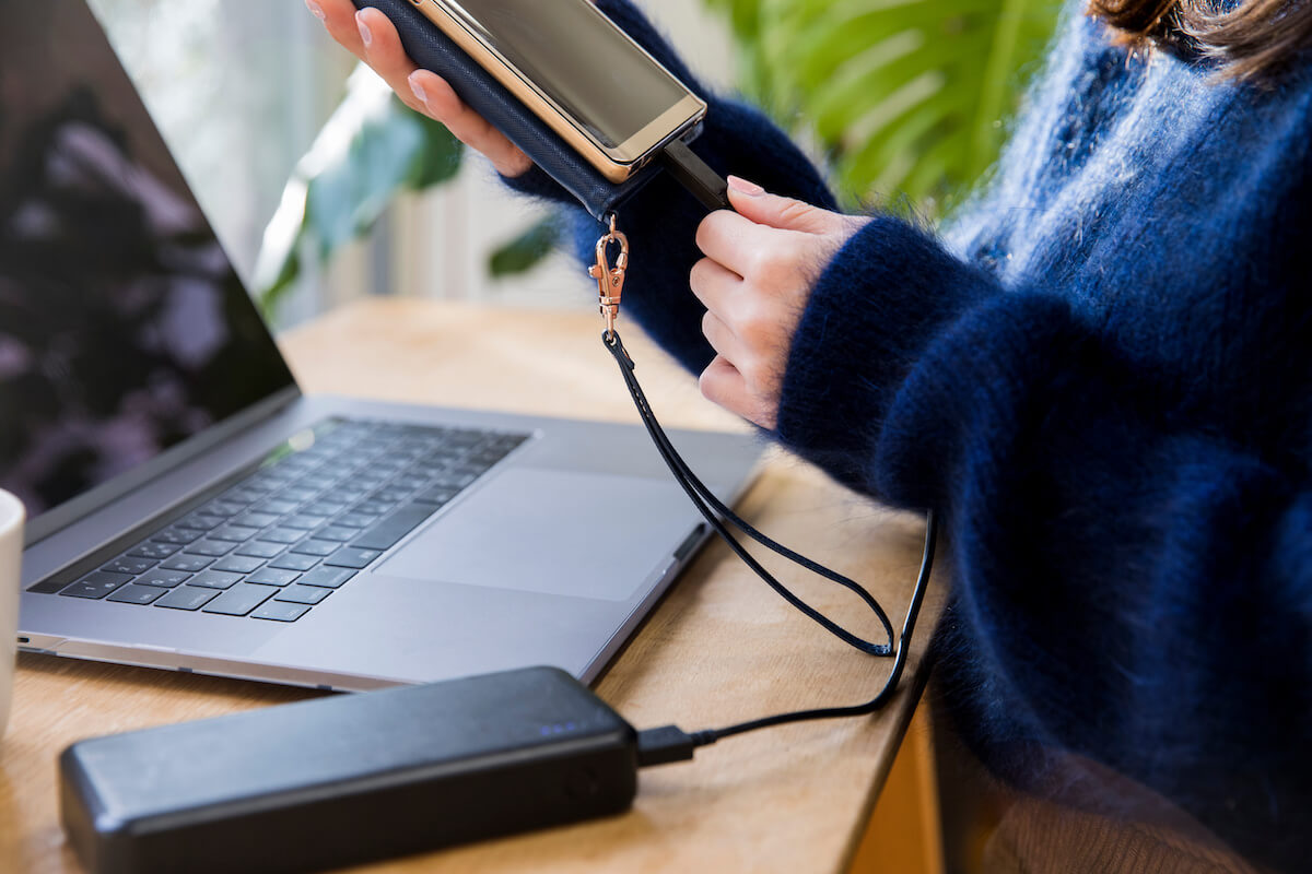 スマホの充電を長持ちさせる方法は？おすすめの設定・使い方や減りが早い原因も解説