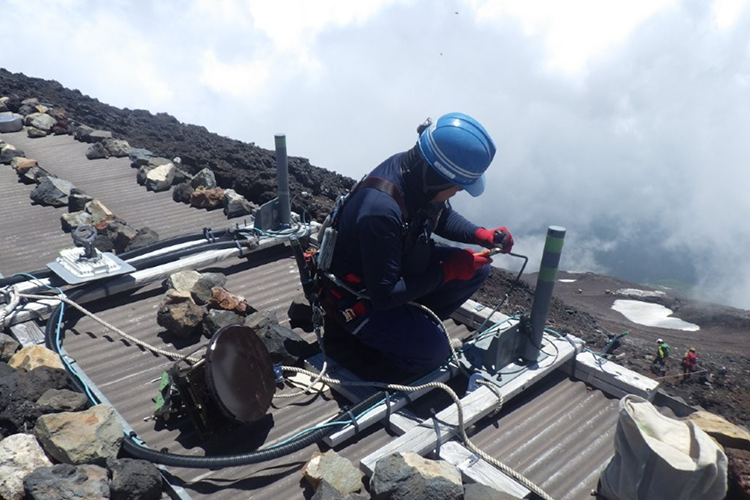 富士山頂での基地局作業の様子