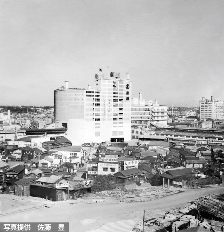 1954年に完成した東急百貨店東横店西館。当時、周囲にも高い建物はなかった。 写真：佐藤豊